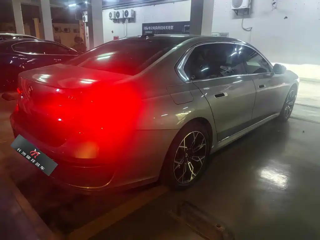 BMW 7 Series — миниатюра 4