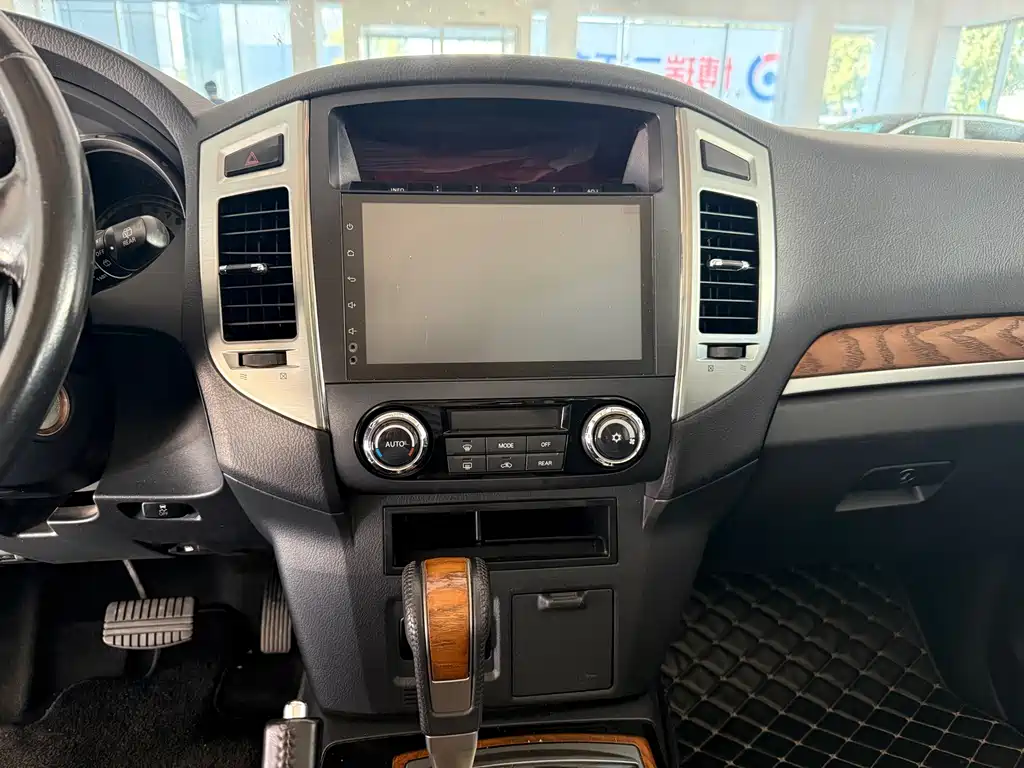 Mitsubishi Pajero (Import) — миниатюра 14