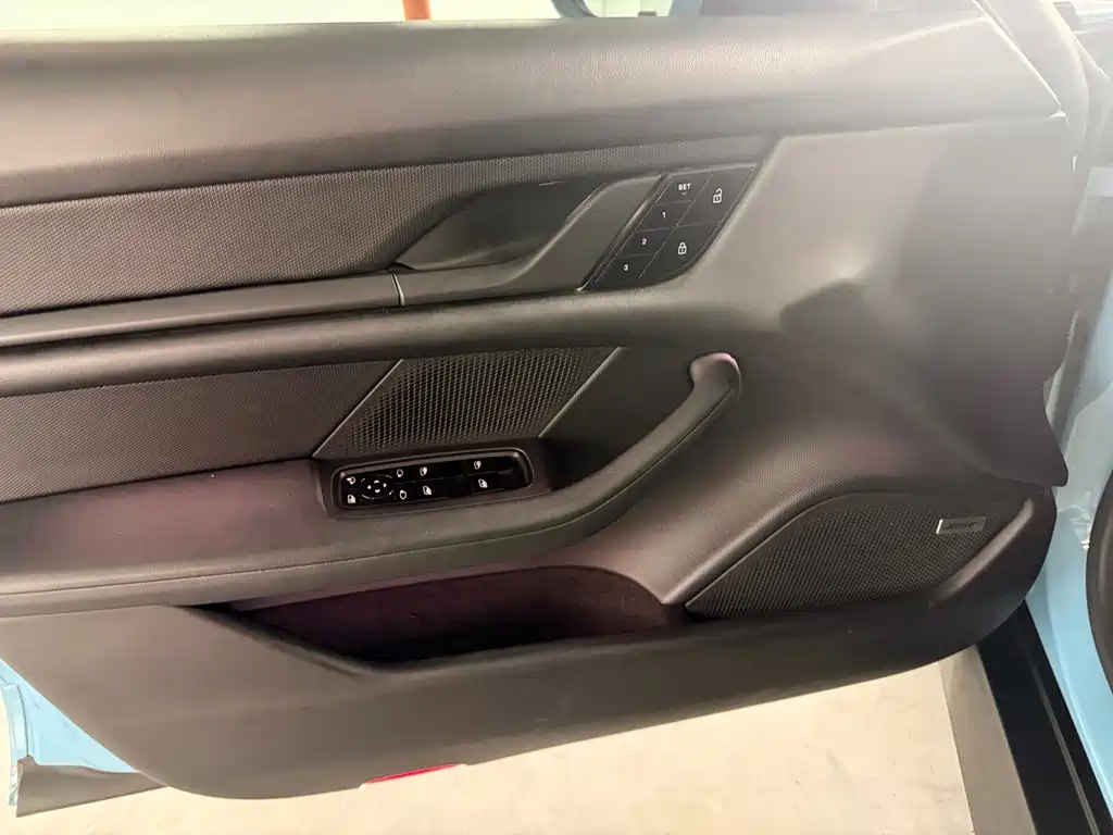 Porsche Taycan — миниатюра 6