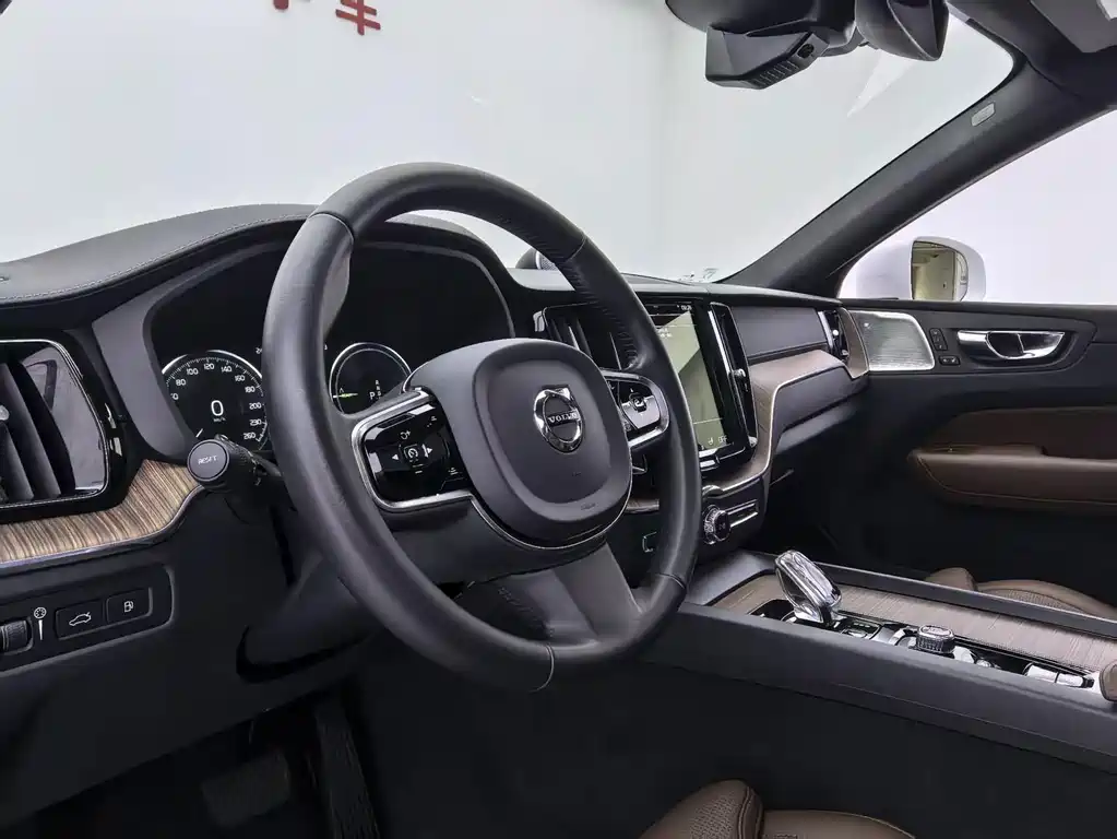 Volvo XC60 PHEV — миниатюра 17