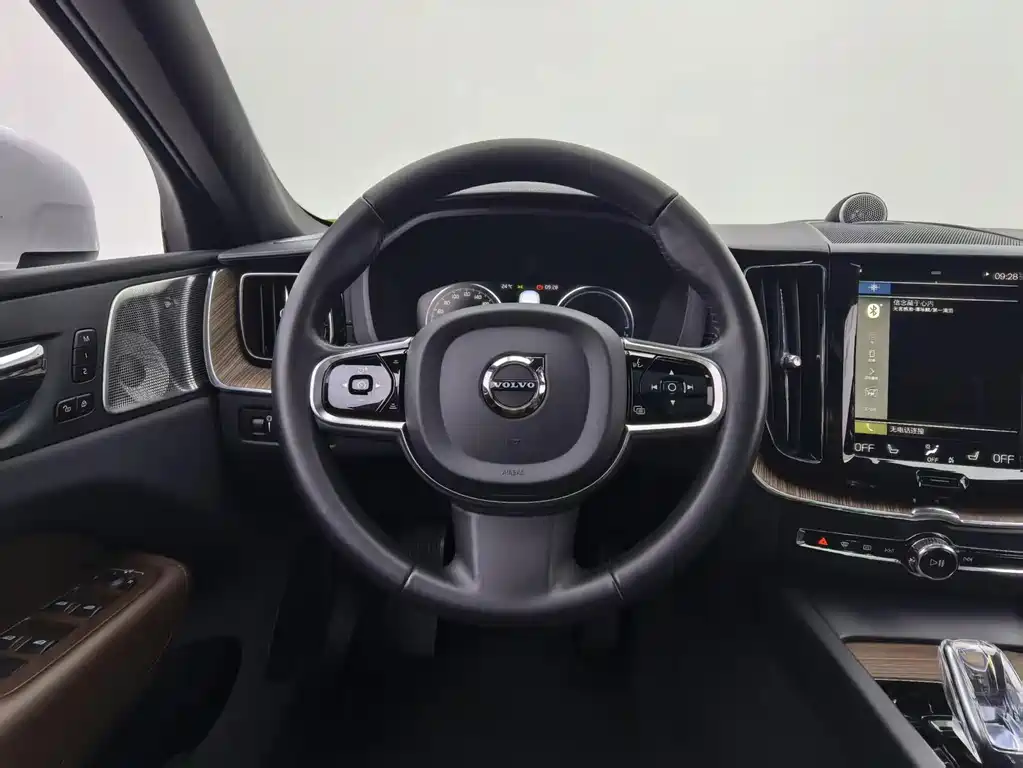 Volvo XC60 PHEV — миниатюра 13
