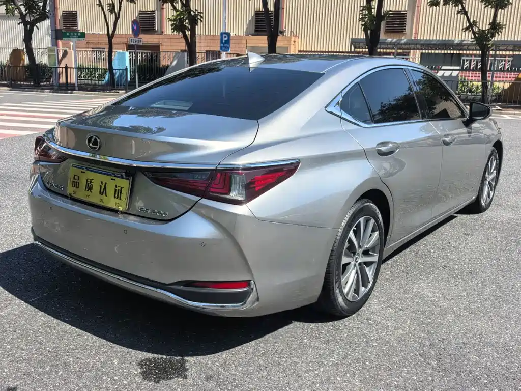 Lexus ES — миниатюра 9