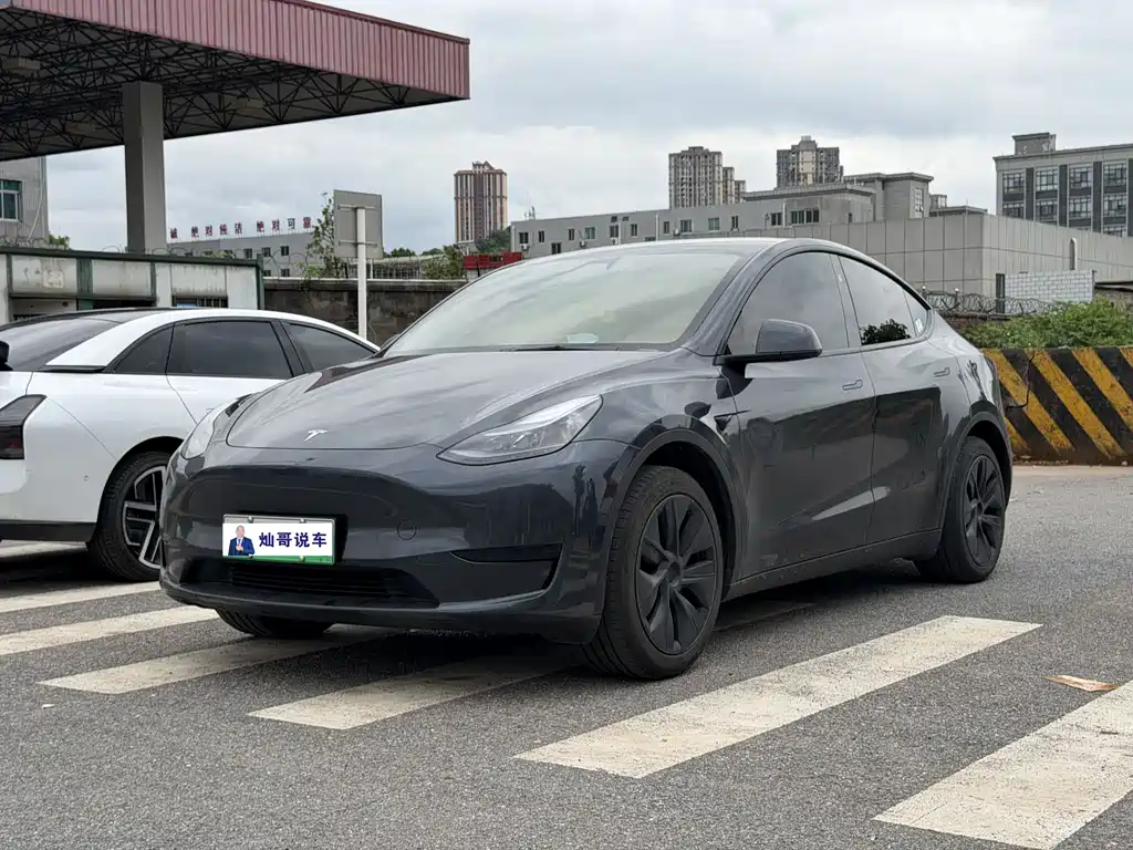 Tesla Model Y 2025