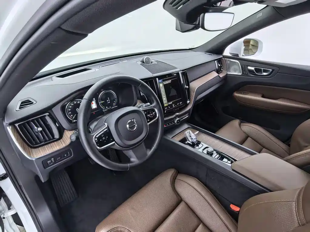 Volvo XC60 PHEV — миниатюра 18