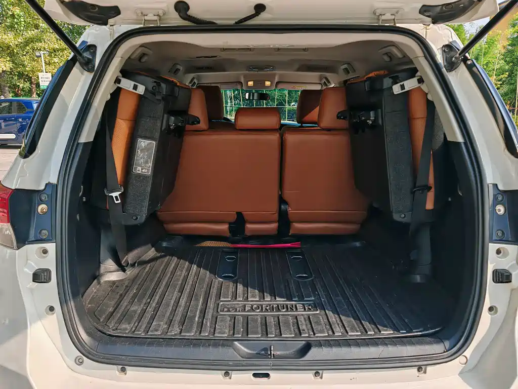 Toyota Fortuner — миниатюра 9