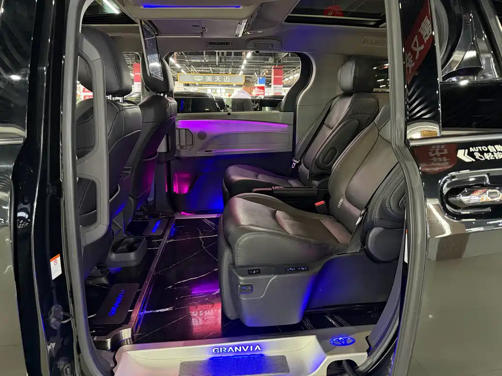 Toyota Granvia — миниатюра 13