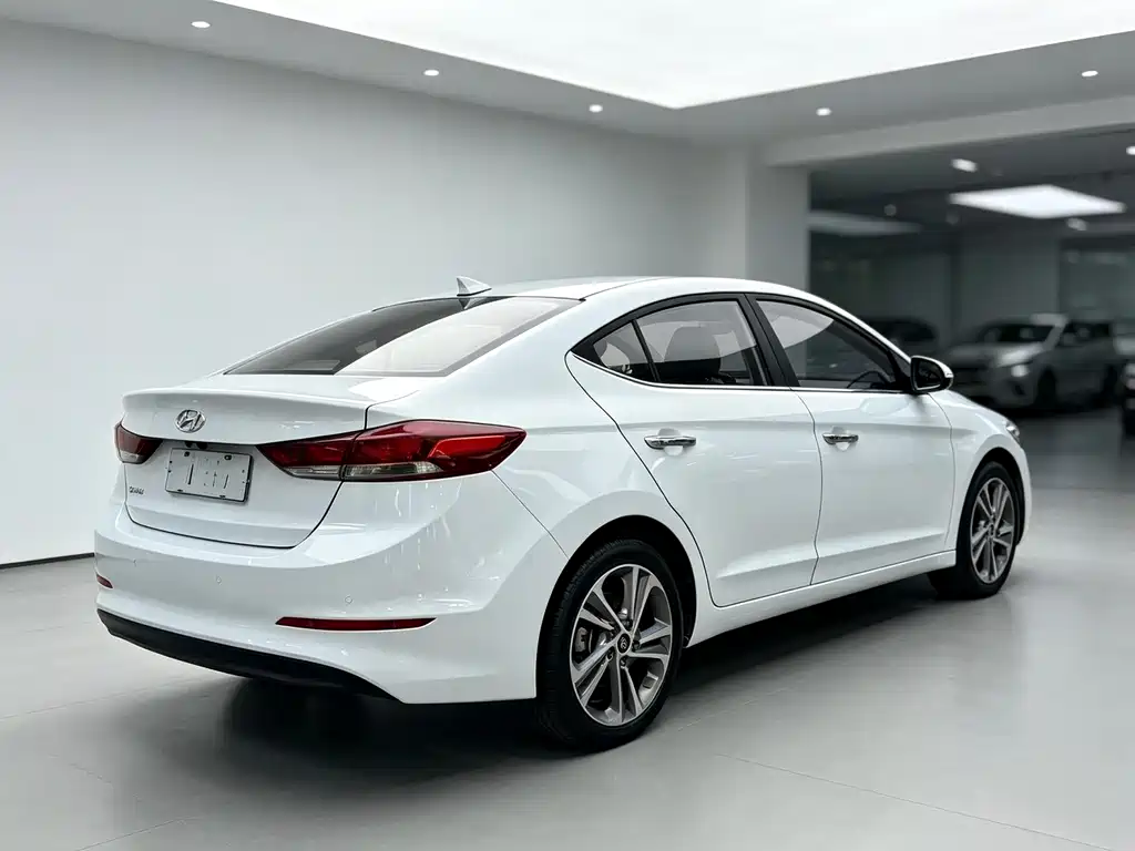 Hyundai Elantra — миниатюра 8