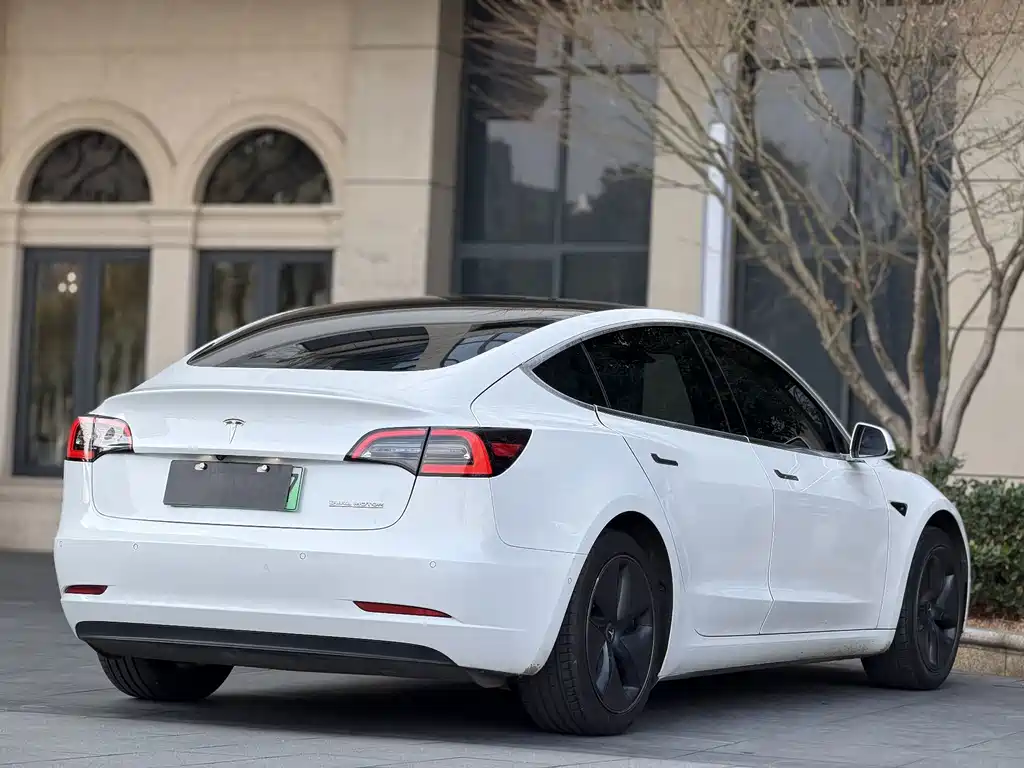 Tesla Model 3 — миниатюра 10