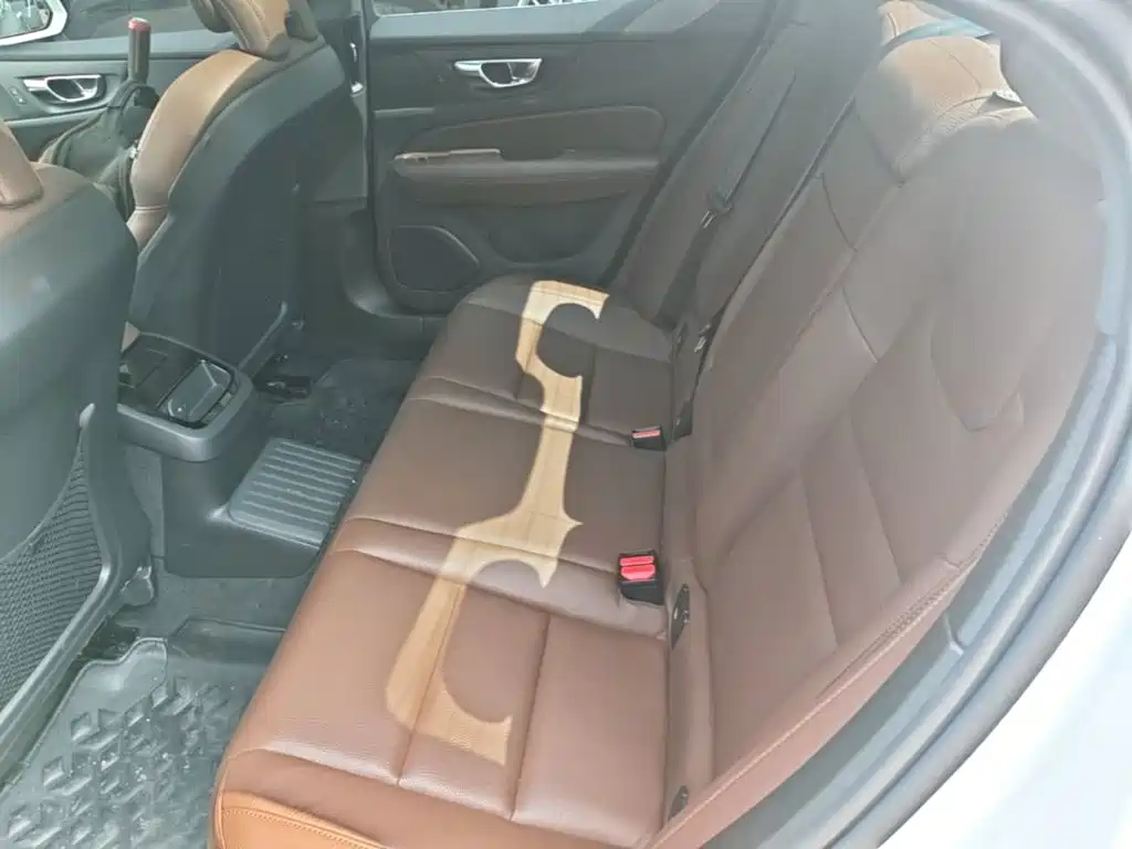 Volvo S60 PHEV — миниатюра 17