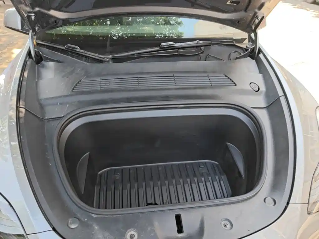 Tesla Model Y — миниатюра 20