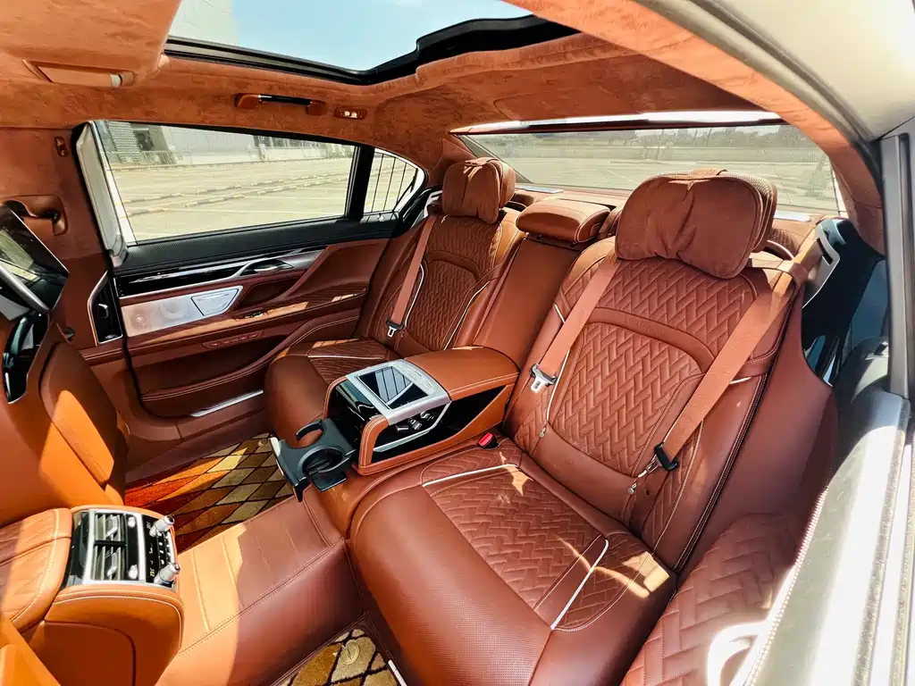 BMW 7 Series — миниатюра 11