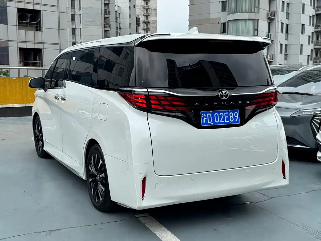 Toyota Alphard — миниатюра 3