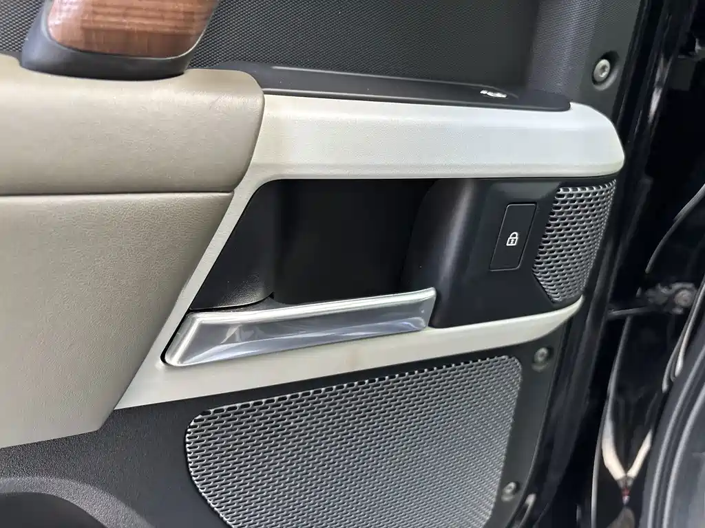 Land Rover Defender — миниатюра 44