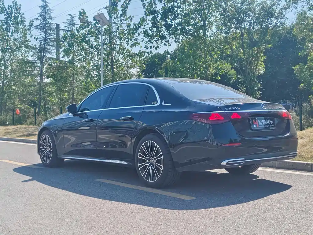 Mercedes-Benz E-Class — миниатюра 9