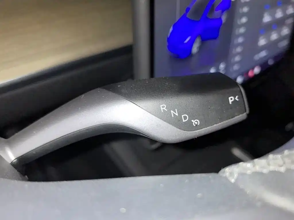 Tesla Model Y — миниатюра 10