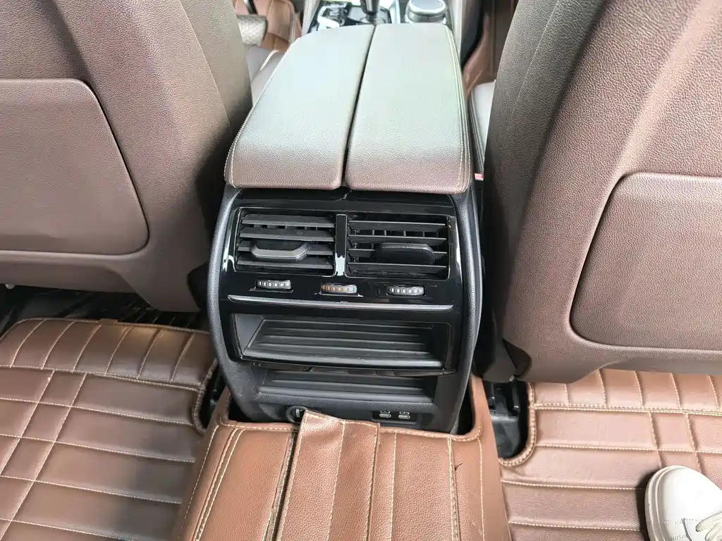 BMW 5 Series — миниатюра 11