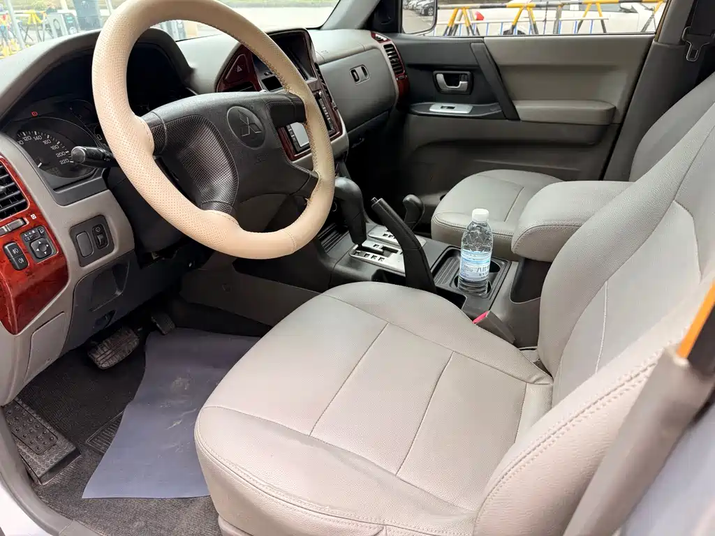 Mitsubishi Pajero (Import) — миниатюра 11