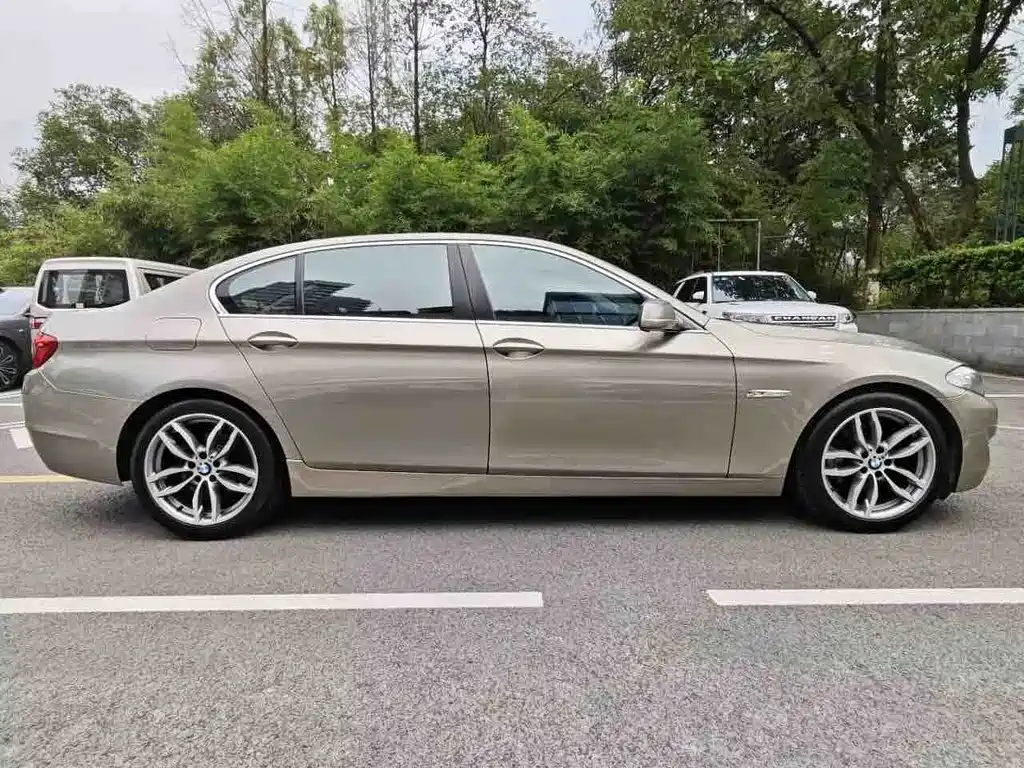 BMW 5 Series — миниатюра 12