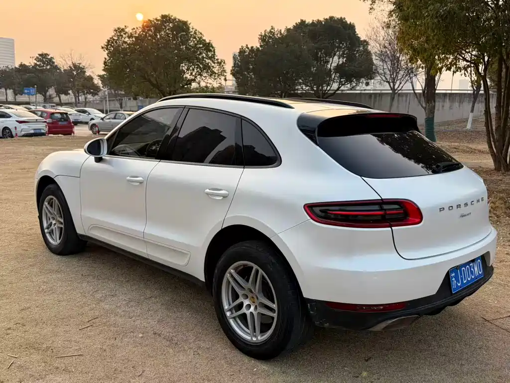 PORSCHE MACAN