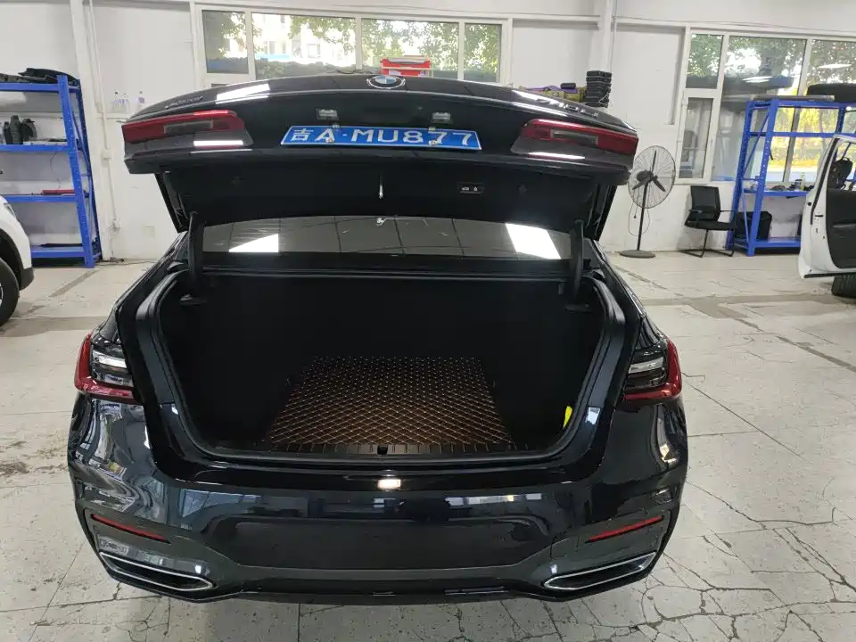 BMW 7 Series — миниатюра 9