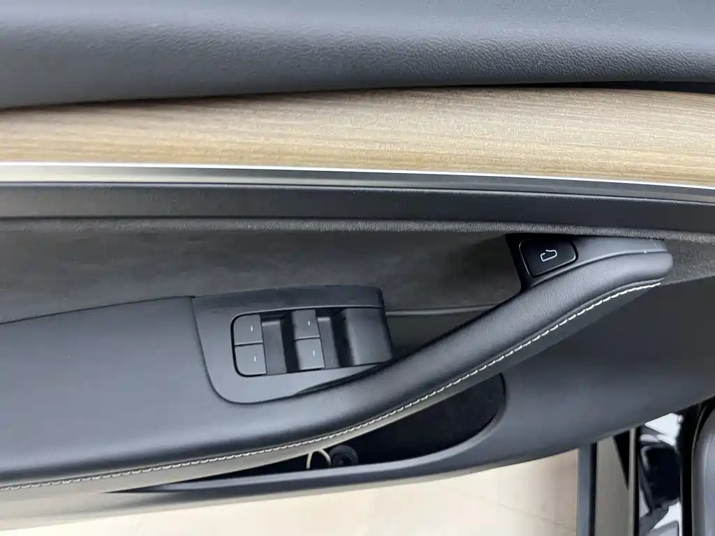Tesla Model Y — миниатюра 9