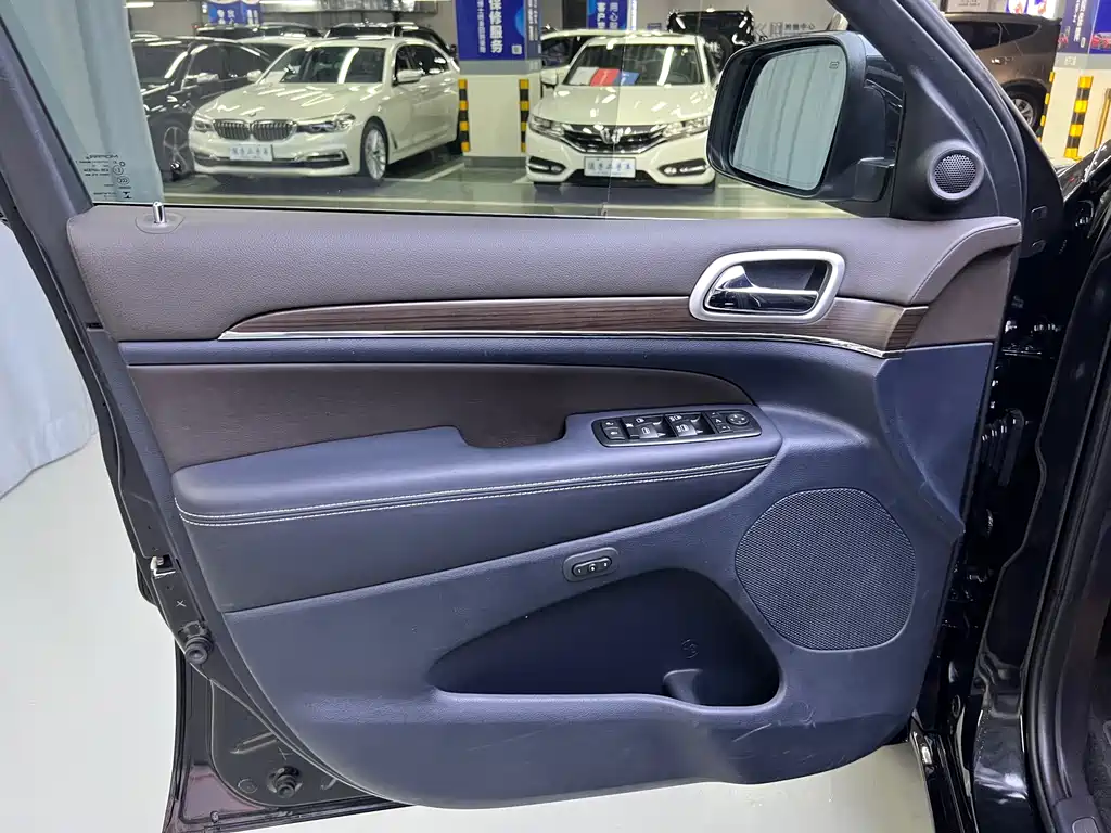 Jeep Grand Cherokee (Import) — миниатюра 10