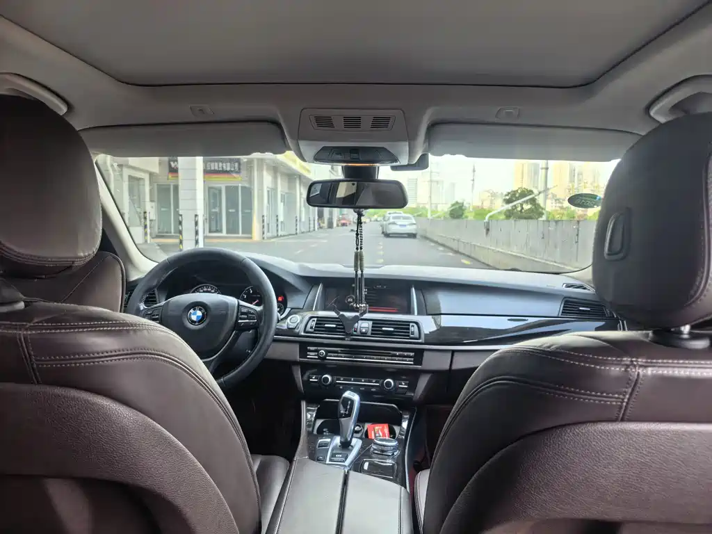 BMW 5 Series — миниатюра 11