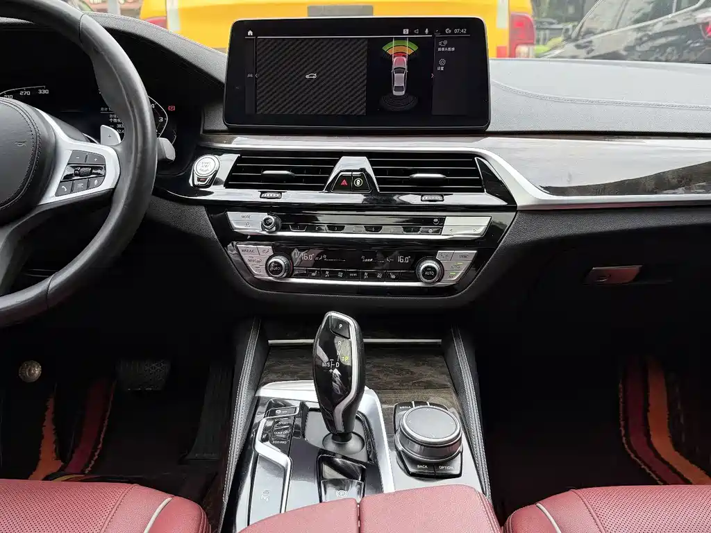 BMW 5 Series — миниатюра 7