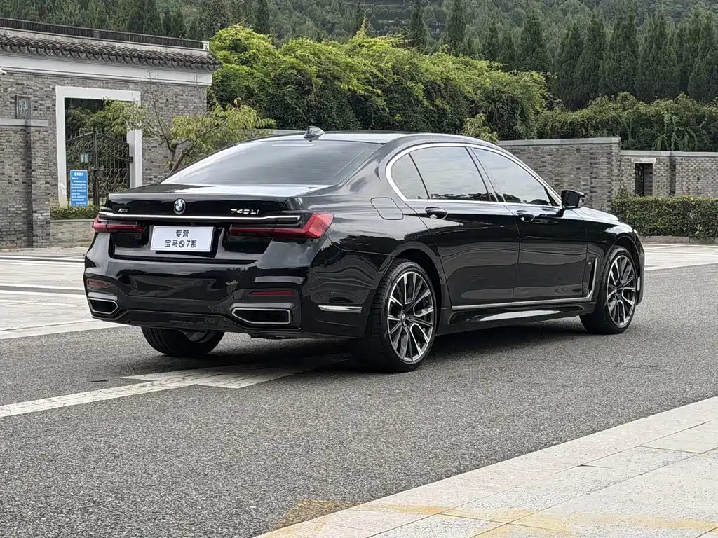 BMW 7 Series — миниатюра 11