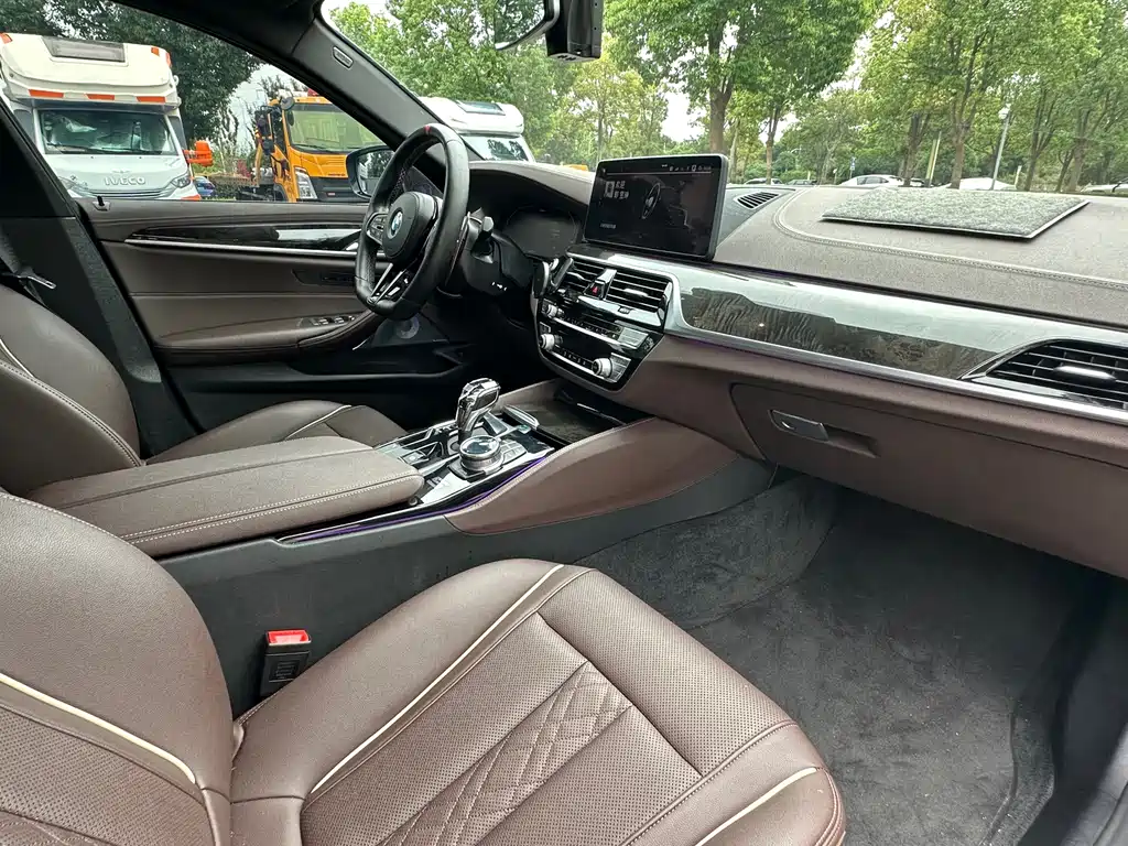 BMW 5 Series — миниатюра 12