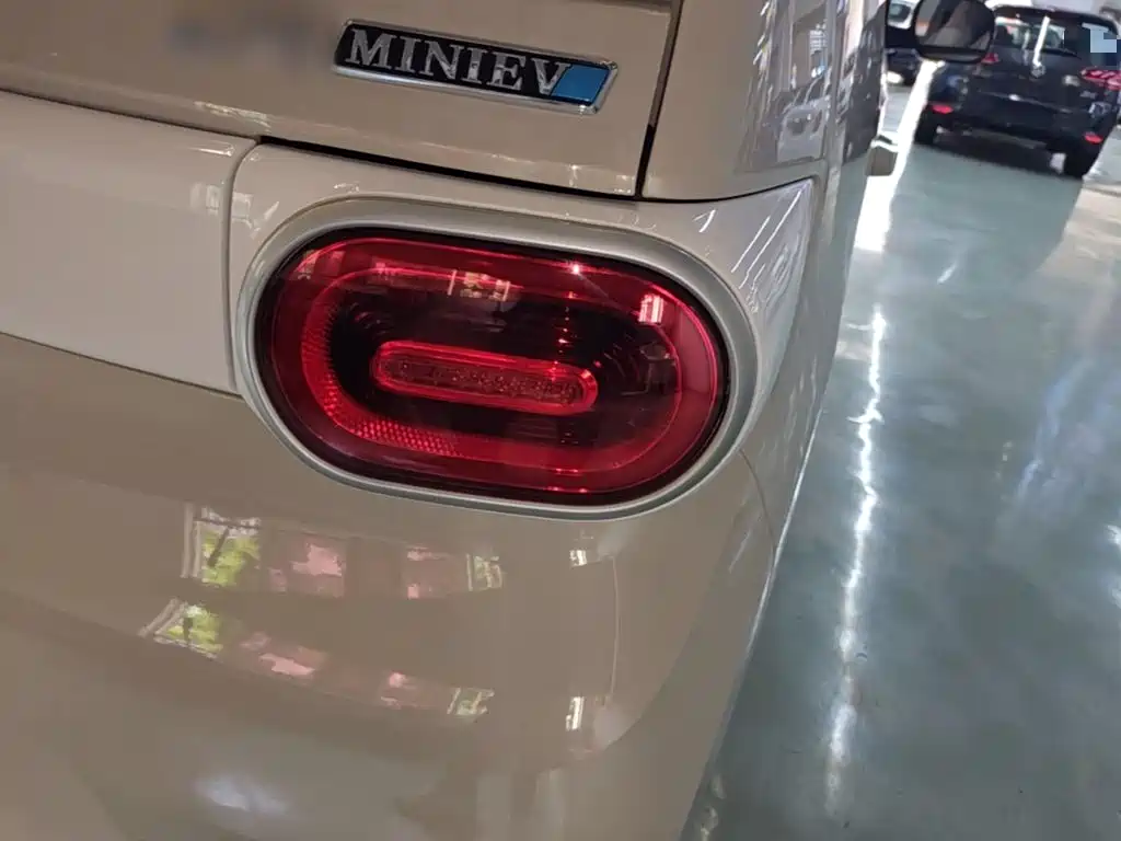 Wuling MINIEV — миниатюра 8