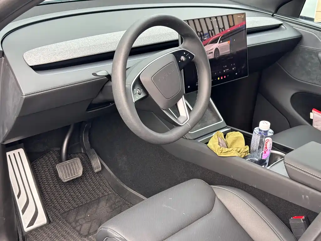 Tesla Model Y L — миниатюра 4