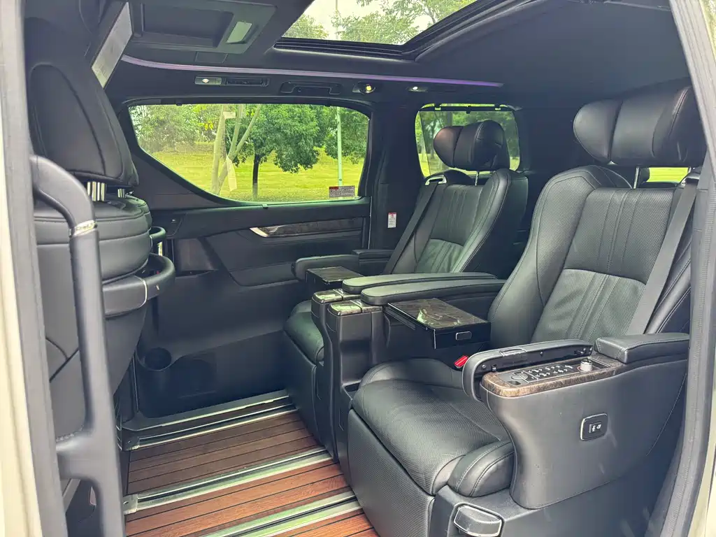 Toyota Vellfire — миниатюра 12