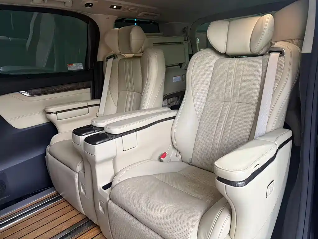 Toyota Alphard — миниатюра 11