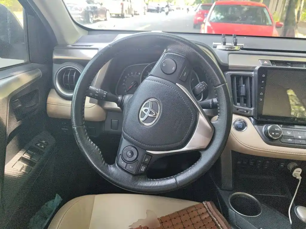 Toyota RAV4 — миниатюра 6