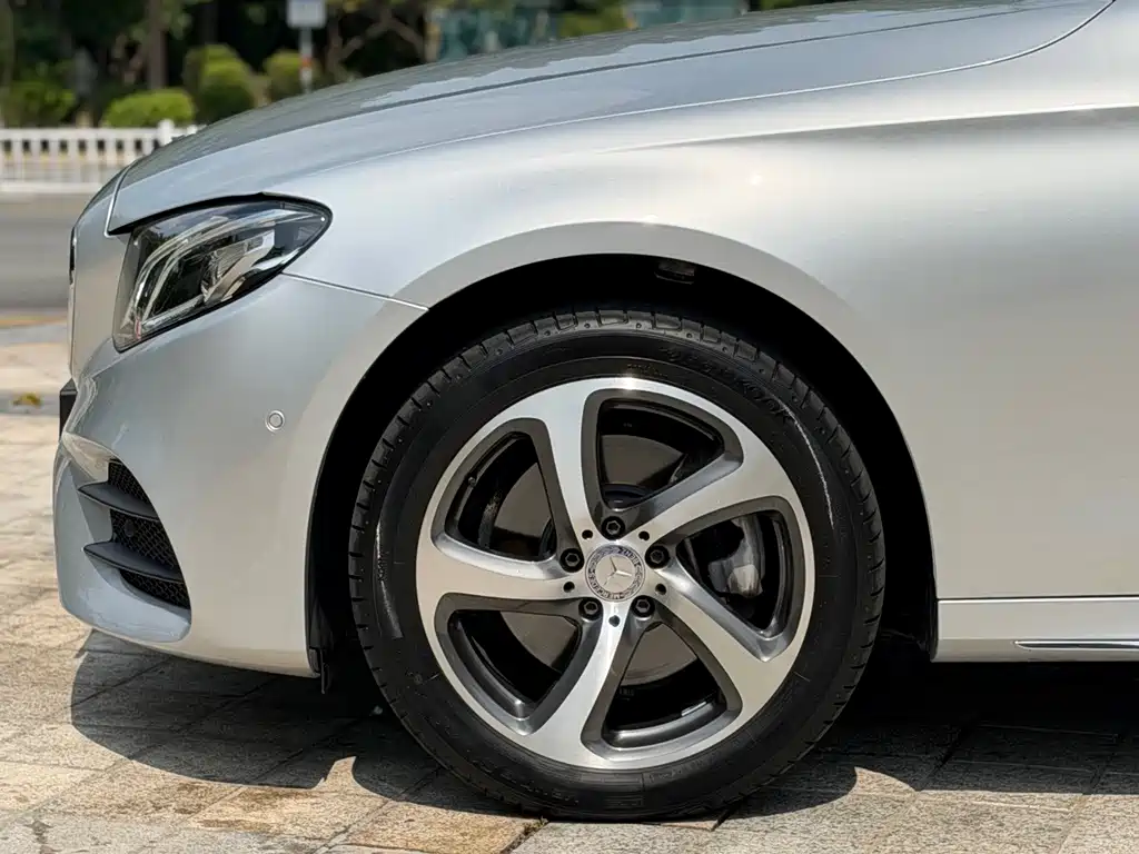 Mercedes-Benz E-Class — миниатюра 13