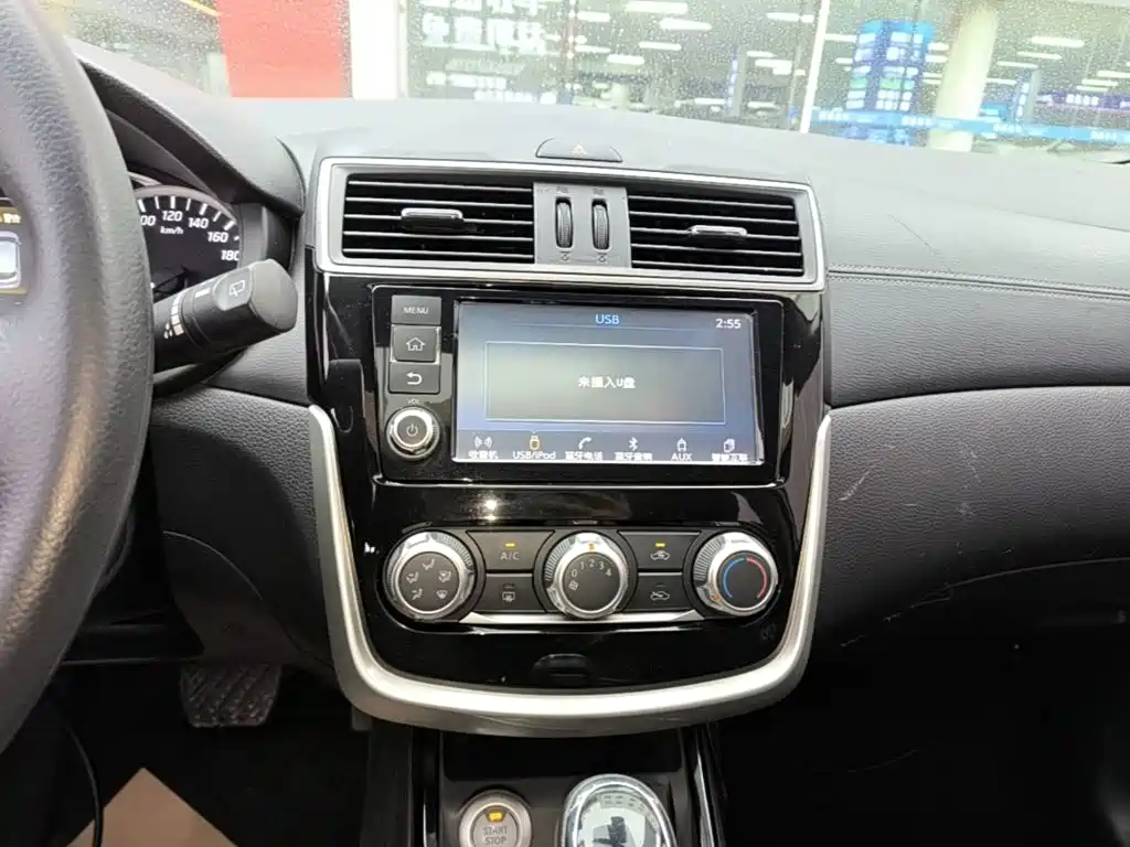 Nissan Tiida — миниатюра 13