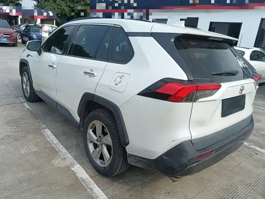 Toyota RAV4 — миниатюра 5