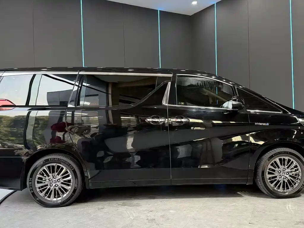 Toyota Alphard — миниатюра 5