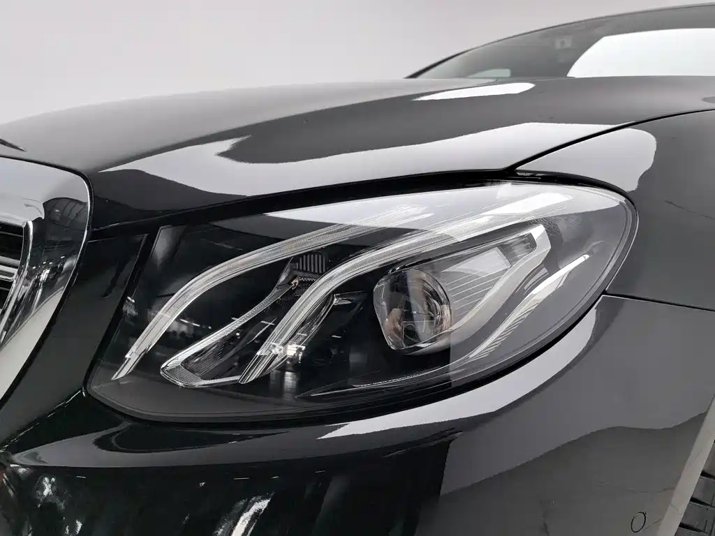Mercedes-Benz E-Class — миниатюра 7