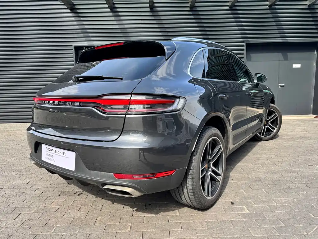 PORSCHE MACAN