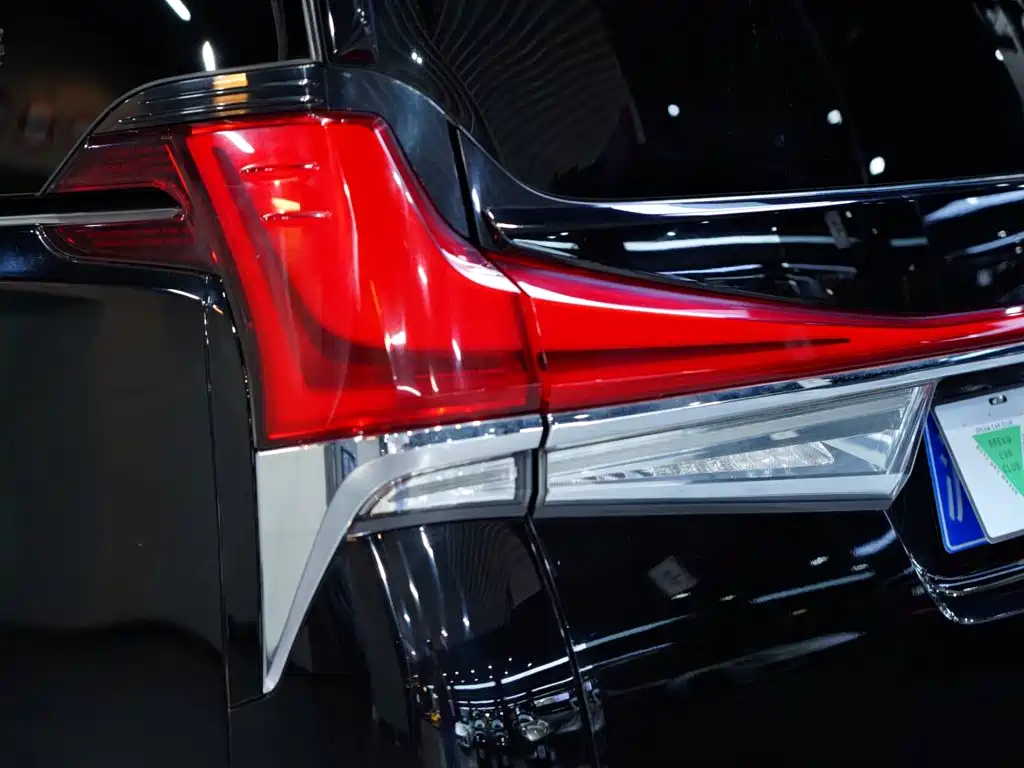 Lexus LM — миниатюра 9