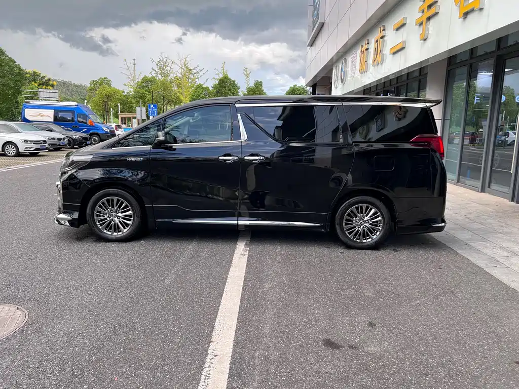 Toyota Alphard — миниатюра 7