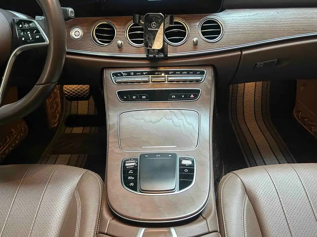 Mercedes-Benz E-Class — миниатюра 7