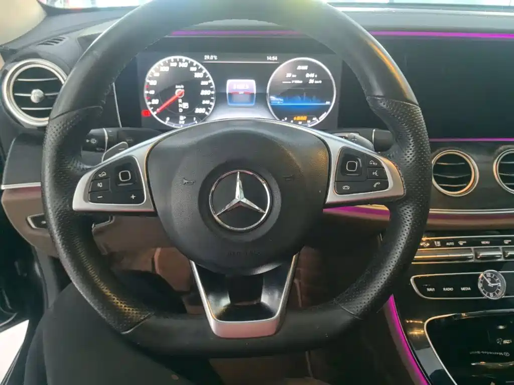 Mercedes-Benz E-Class — миниатюра 11