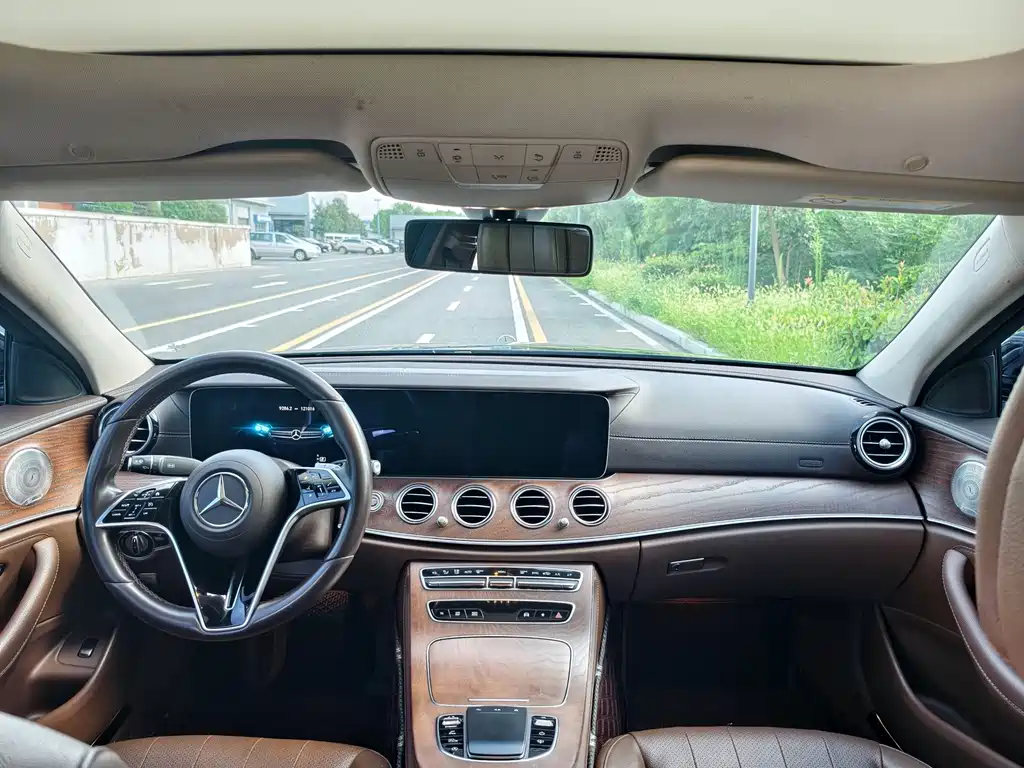 Mercedes-Benz E-Class — миниатюра 6