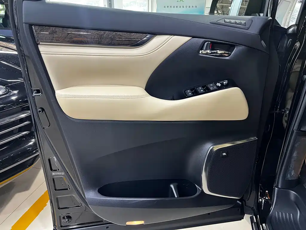 Toyota Alphard — миниатюра 5