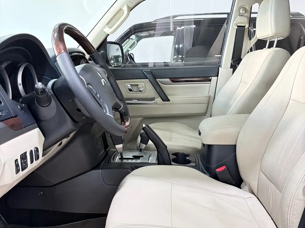 Mitsubishi Pajero (Import) — миниатюра 7