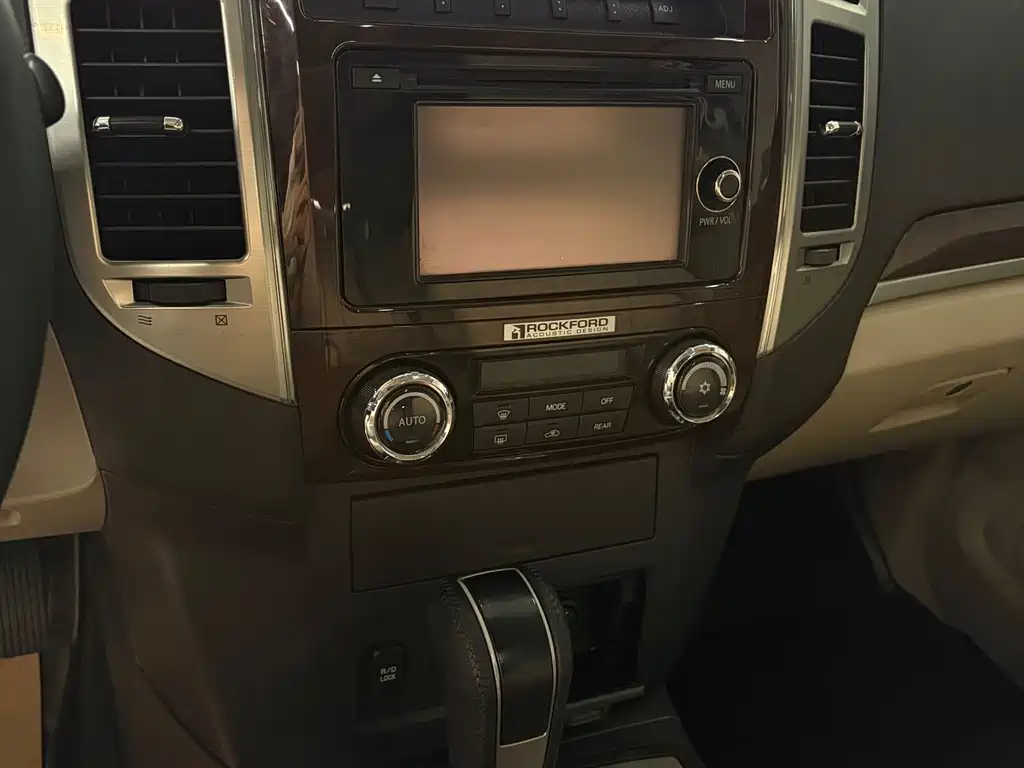 Mitsubishi Pajero (Import) — миниатюра 10