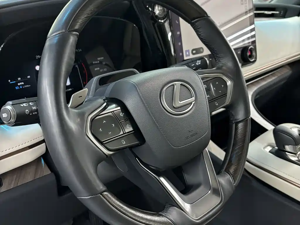 Lexus LM — миниатюра 9